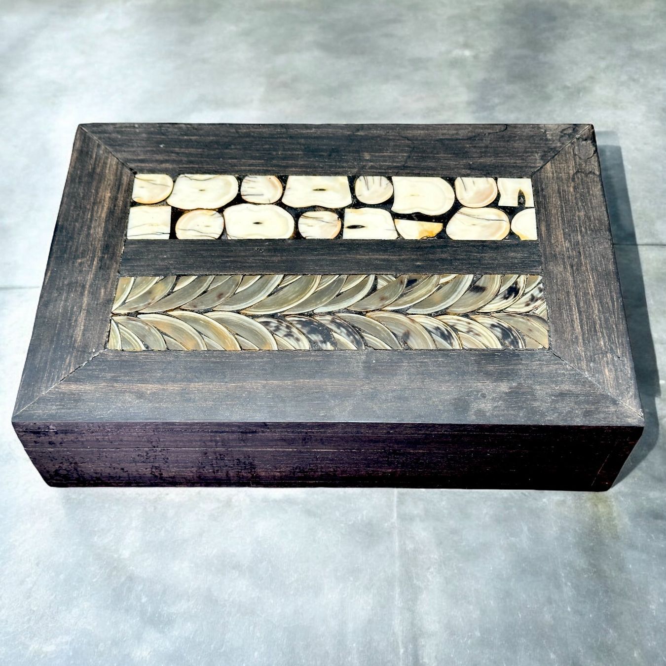 Humidore: Ancienne cave à cigares en bois avec décorations en corne – Gebraucht aus Morges von deco.vintage