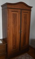 Eleganter antiker Holzschrank