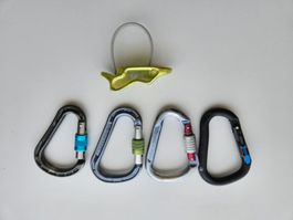 Diverse Karabiener mit Abseilgerät