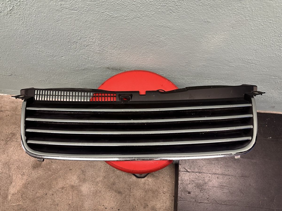 Volkswagen Tutti pezzi di ricambio auto: VW Passat 3bg B5 Kühlergrill  – Usato da Kaltbrunn venduto da Alltagsschnaeppli