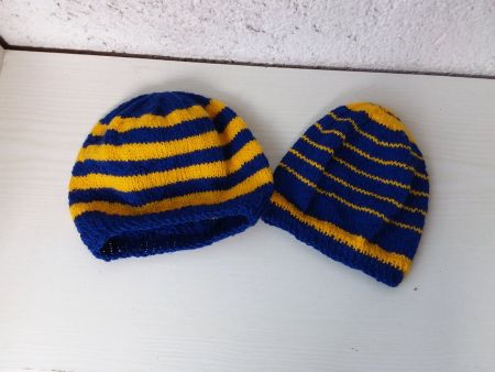 2 Handgestrickte Mützen blau gelb gestreift Wintermütze