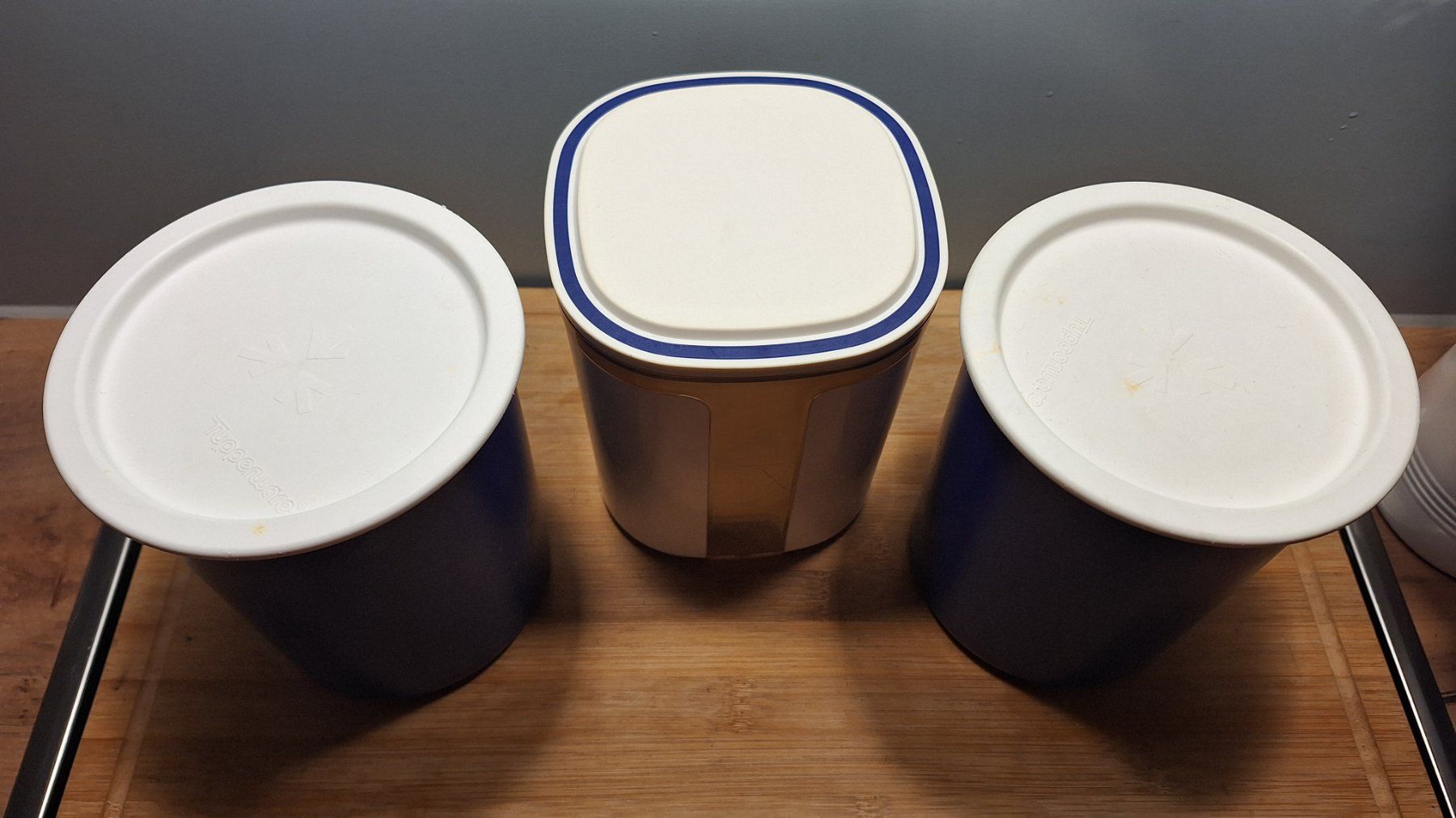 Tupperware Behälter & Ähnliches: 3 Vintage Tupperware Behälter, weiss /blau – Gebraucht aus Arlesheim von shopradl 1
