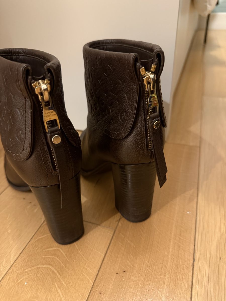 Louis Vuitton Scarpe da donna: Bottines Louis Vuitton cuir marron taille 38.5 usage – Usato da La Croix-de-Rozon venduto da ben_9qlz 2