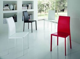 Chaises en cuir  pour tables en céramique. Divers colories