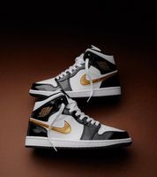 Air Jordan 1 Mid SE Black/Metallic Gold-White - 44