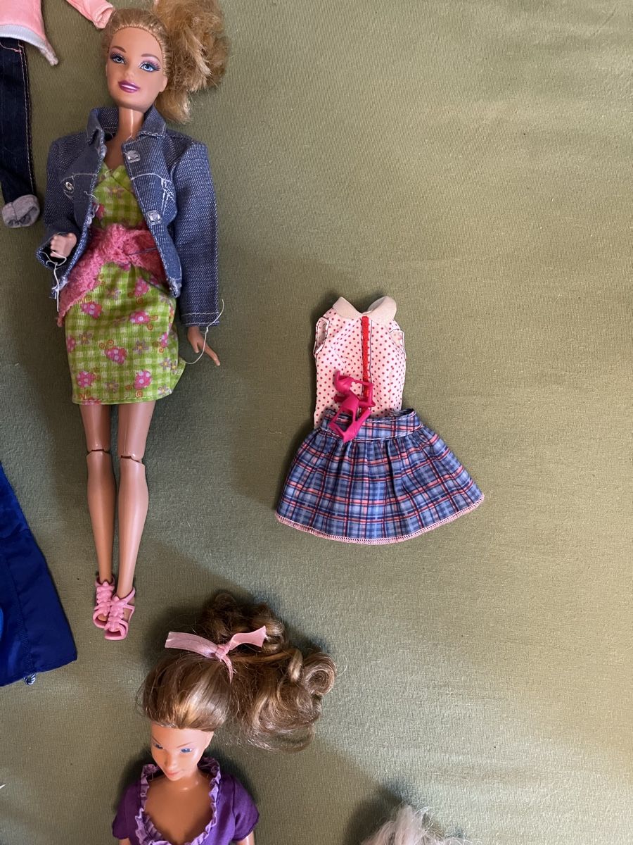 Puppen: Barbies mit Kleider und Zubehör – Gebraucht aus Büriswilen von val_n7hr 8