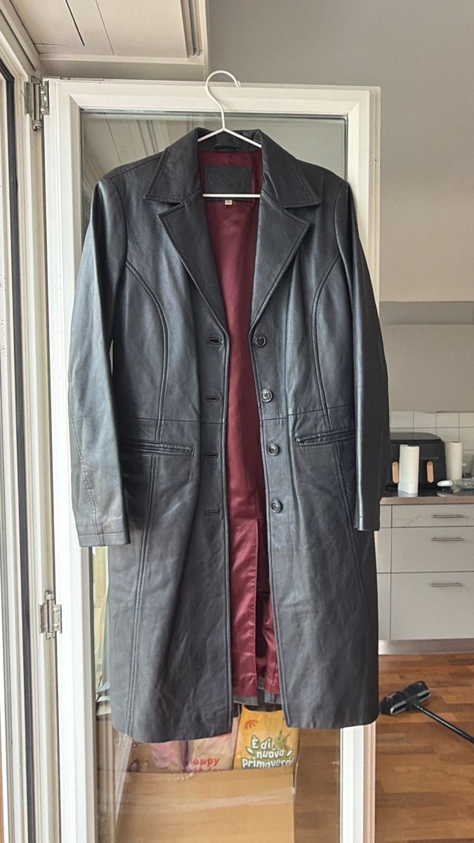 Cappotti: Stylish Black Leather Coat - Timeless Wardrobe Staple – Usato da Zollikerberg venduto da Sergej_12