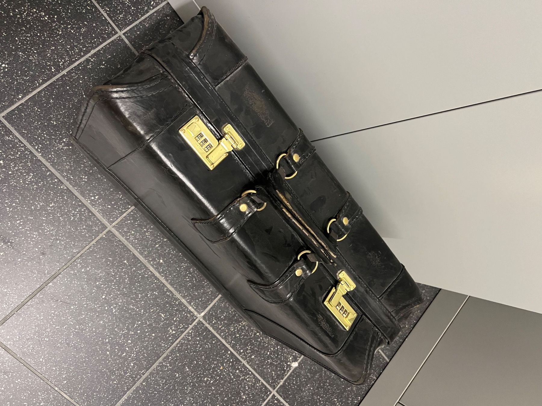 Valigie: Lederkoffer Vintage schwarz – Usato da Zürich venduto da ber_mv2c 1