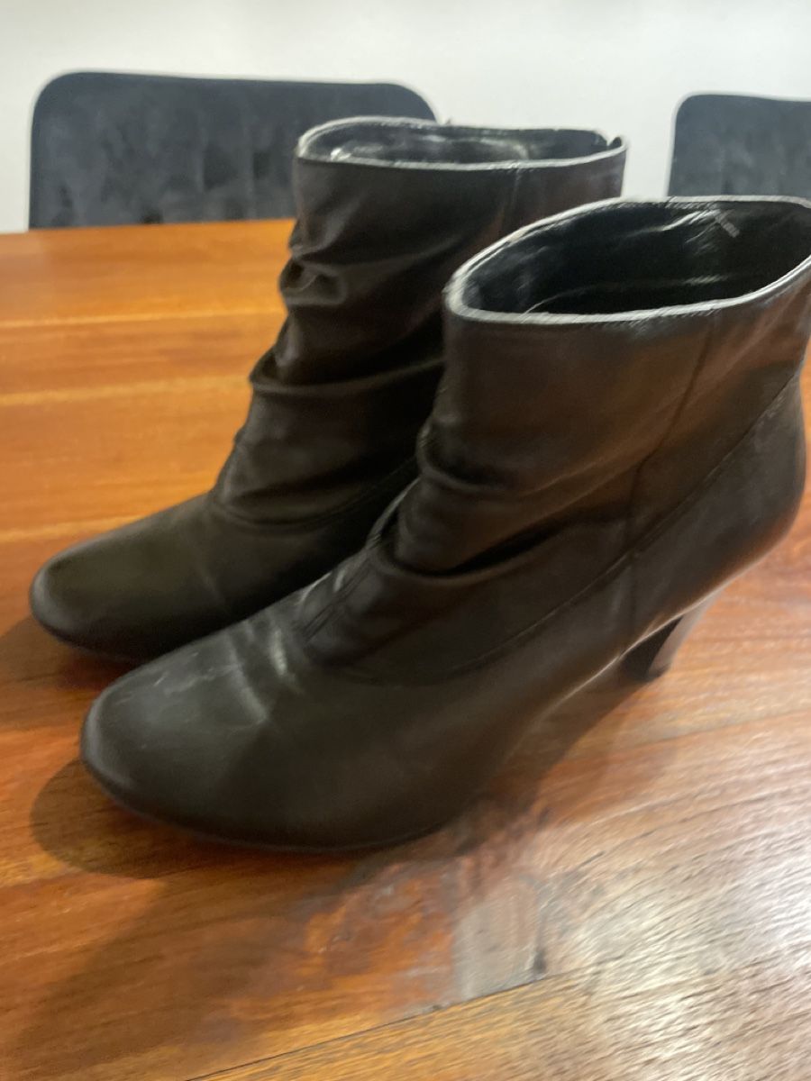 Scarpe da donna: Schwarze Leder Stiefeletten Gr. 38 – Usato da Engelburg venduto da Identity 3