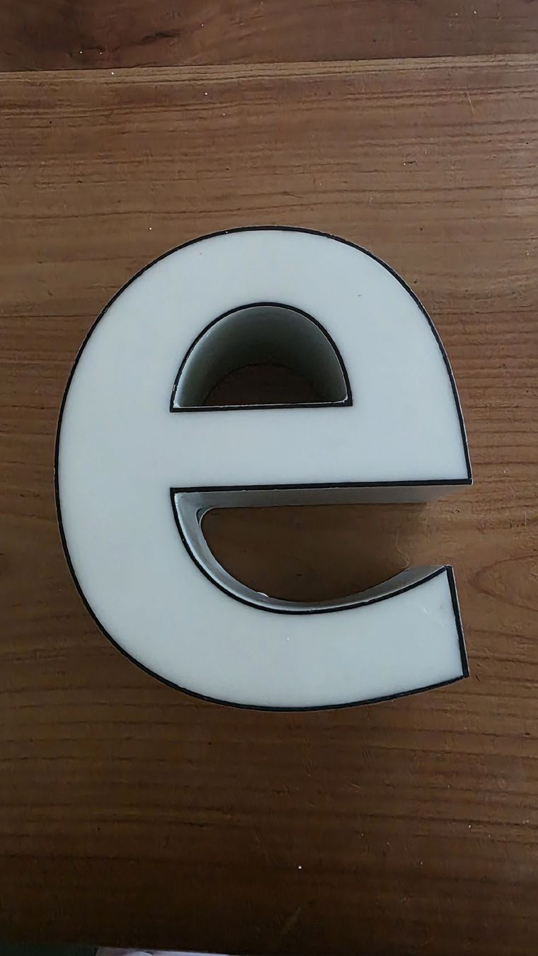 Toutes les décorations: Kleines "e" aus Werbeschrift – D'occasion à Niederönz par Silverbluecat