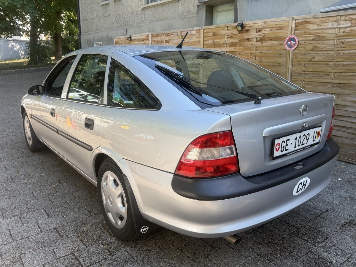 Opel Automobili: Opel Vectra 2.0 manuelle, essence – Usato da Veyrier venduto da Chessmann_Douane1255 7
