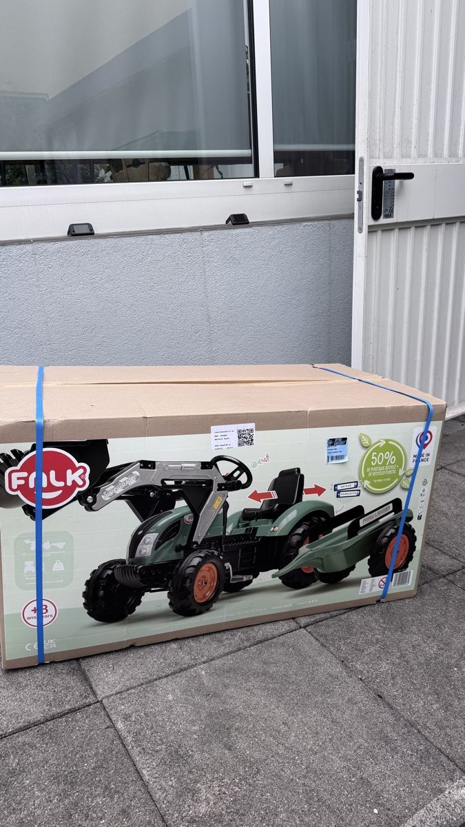 Fahrzeuge für Kinder: Trettraktor – Neu und originalverpackt aus Bad Ragaz von sam_gf8j