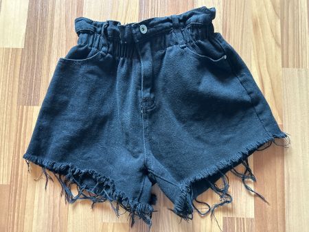 Schwarze Jeans Shorts mit Fransen, Grösse M, Sommer Look!
