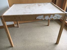 Praktischer Tisch für Kinder zum Basteln / Malen ab CHF 1.-