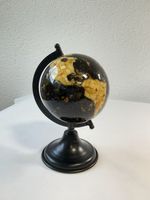 Globe terrestre contemporain en mosaïque d’ambre 
