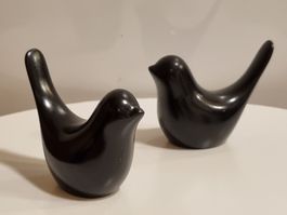 2 dekorative schwarze Vogel-Figuren.