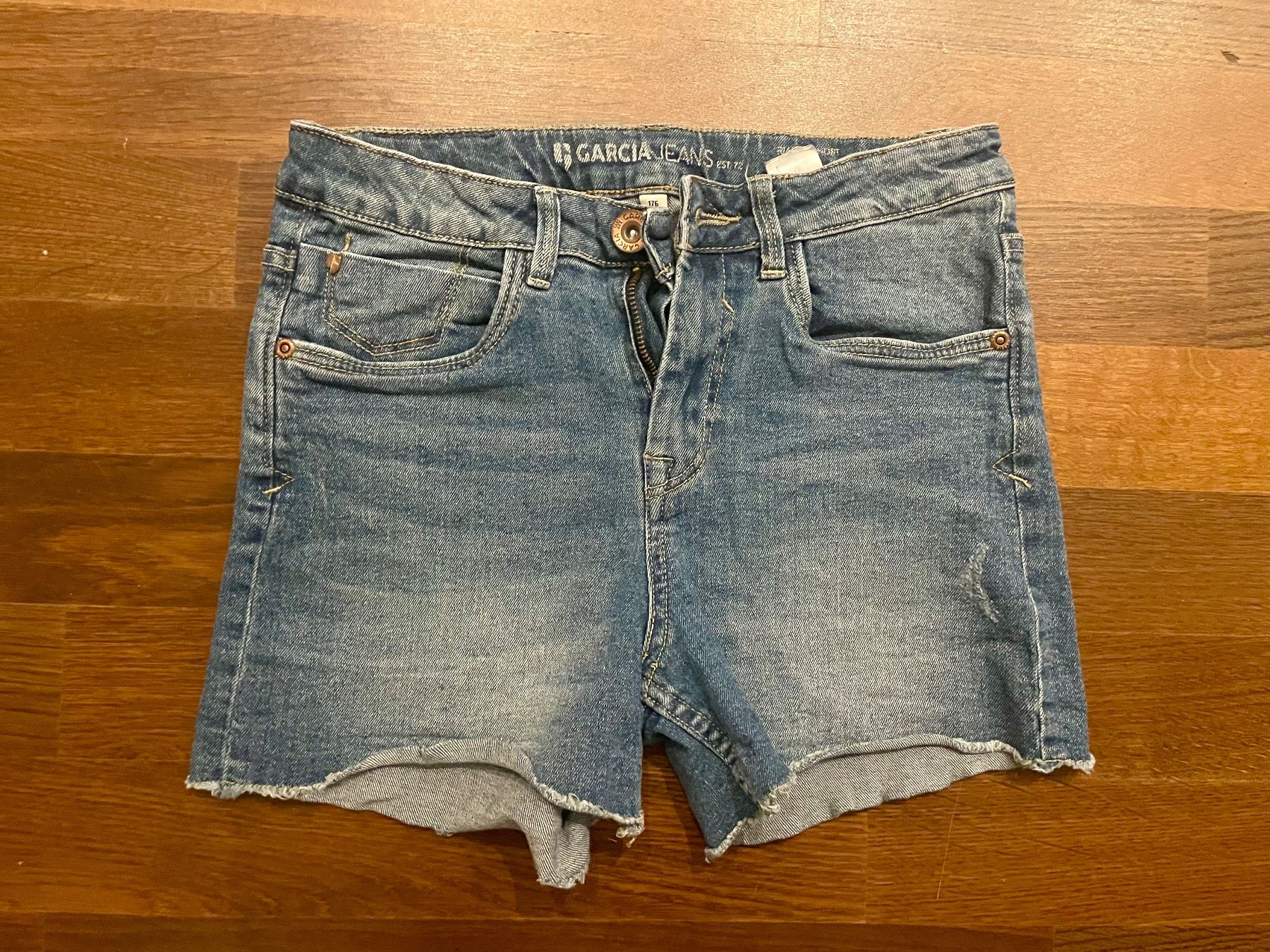 Pantaloni: Kurze Jeans Mädchen Garcia Gr. 176 – Usato da Fehraltorf venduto da Marlene4