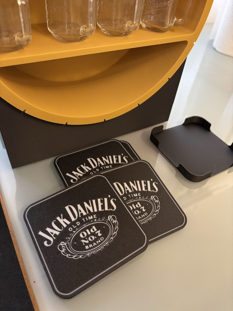 Allestimento di negozi e stand fieristici: Mini Bar Set mit Fässli, Jack Daniels Untersetzer  – Nuovo e nell'imballaggio originale da Baar venduto da cyntia2304 1