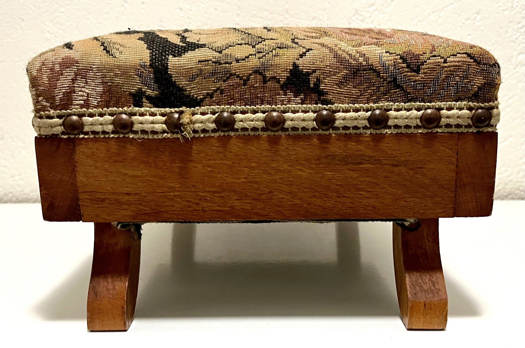 Sgabelli: Möbel Schemel Tabouret Tritthocker Holz braun Stoff Goblain – Usato da Wangen b. Olten venduto da Buntgemischt 3