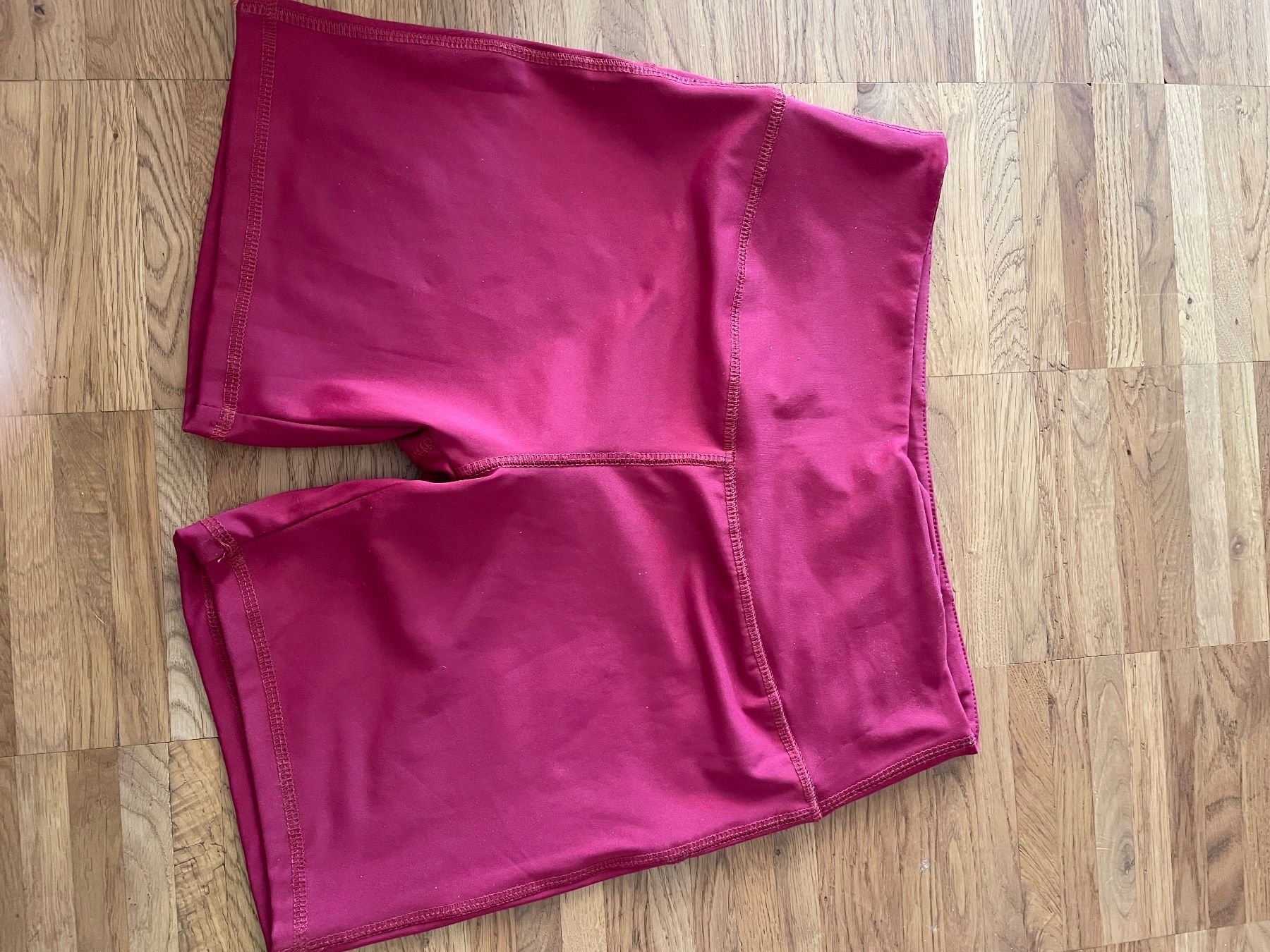 Lululemon Pantaloni: Lululemon Shorts bordeaux rot Grösse S – Usato da Männedorf venduto da bluebird35 1