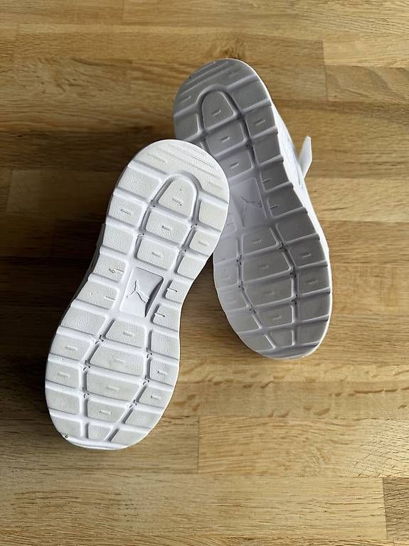 Scarpe per ragazzi: Neuwertige Puma Turnschuhe Grösse 32 – Usato da Hersiwil venduto da Sheila1986 1
