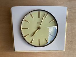 Retro Wanduhr Le Castel in beige und butter yellow/hellgelb