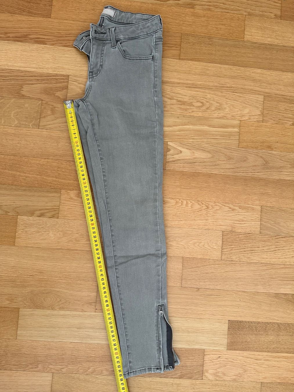 Uniqlo Jeans: Graue Skinny Jeans – Usato da Eglisau venduto da eye_w2qz 2