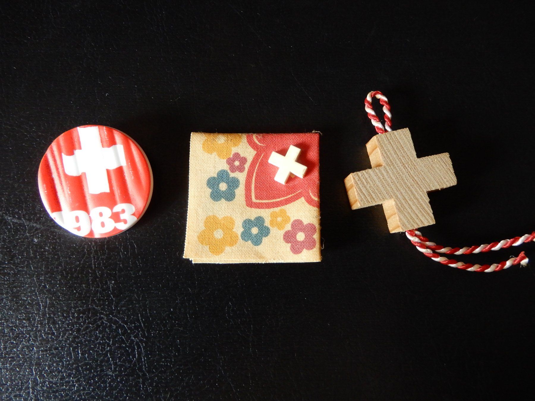Swiss Placchette & Badge: 1. August Abzeichen 1983-84-85 – Usato da Senèdes venduto da Framboise52
