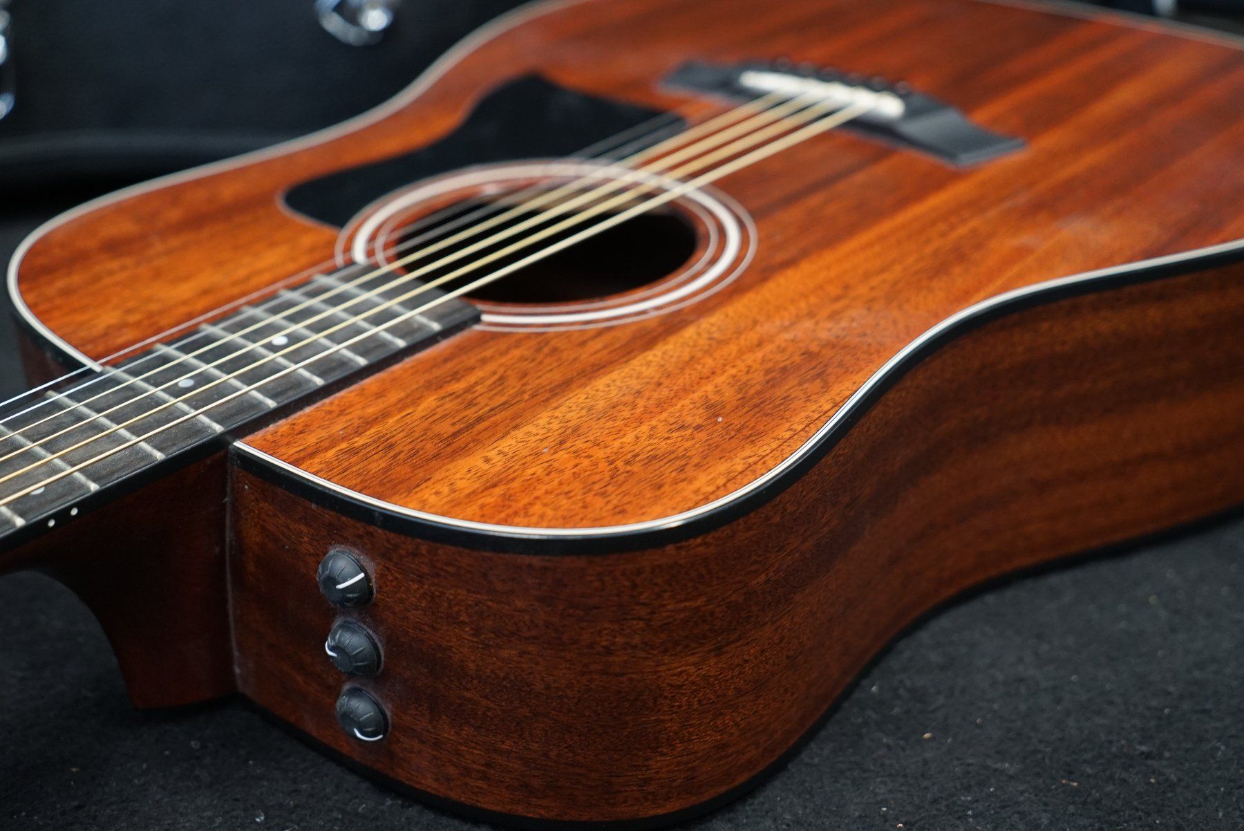 Taylor Strumenti musicali: Taylor 320e Baritone SLTD Limited Edition mit Koffer – Usato da Ortschwaben venduto da Musictrade 2