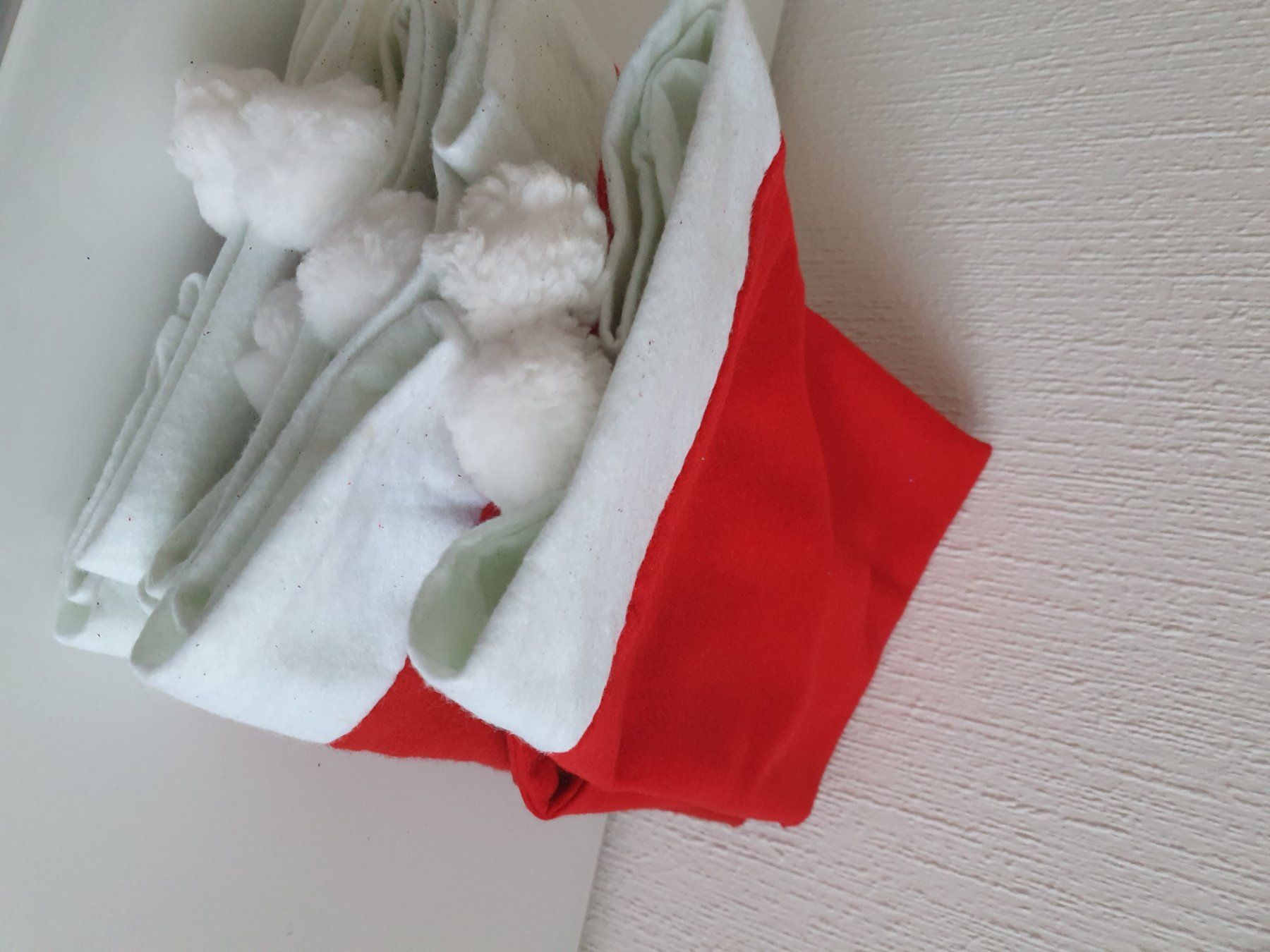 Copricapi, berretti & cappellini: Lot de 6 bonnets de Père Noël – Usato da Lausanne venduto da Af2016 2