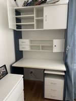 Hochwertiger Schreibtisch mit viel Stauraum und Rückwand