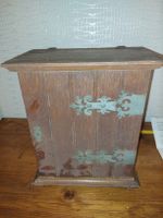 Antikes Holzschränklein mit Beschlägen, Vintage, Deko