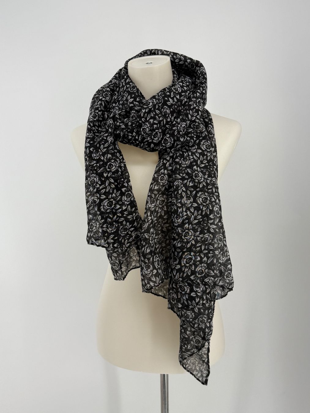 Foulard & Sciarpe: Schwarzer Schal mit Blumenmuster – Usato da Auenstein venduto da moin.