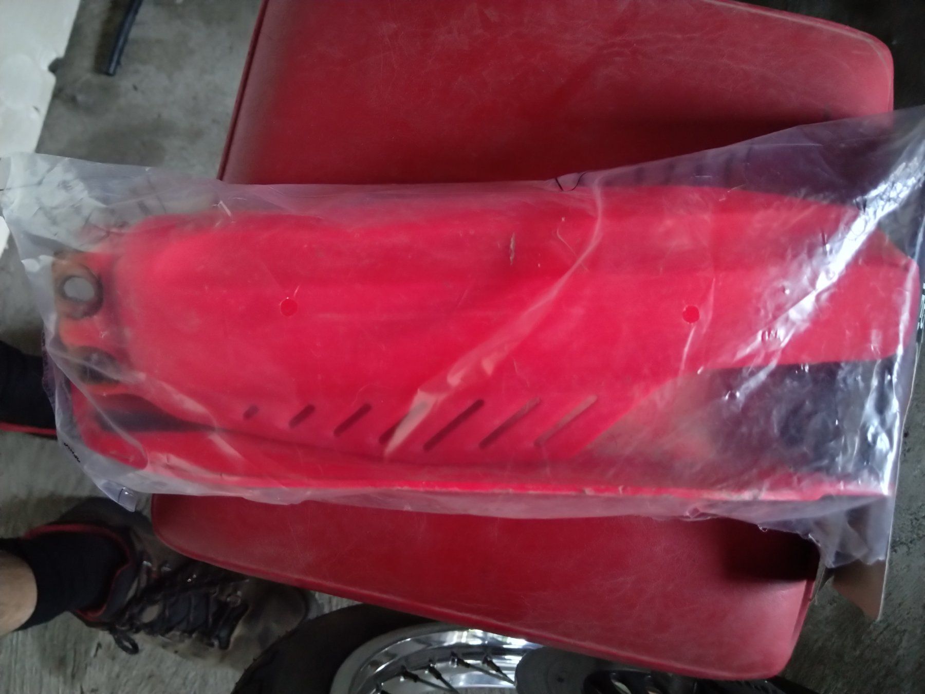 Honda Tutti i ricambio per moto: Cr80 cache fourche occasion – Usato da Athenaz (Avusy) venduto da Nat_vdc7