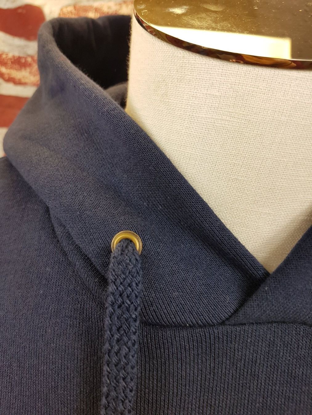 Maglioni & Felpe: Kapuzenpullover dunkelblau warm Gr. M – Nuovo e nell'imballaggio originale da Seuzach venduto da VT-Collections1 2