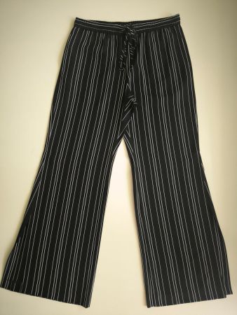 Neue gerade geschnittene Hose von Zara mit Gummibund Größe L