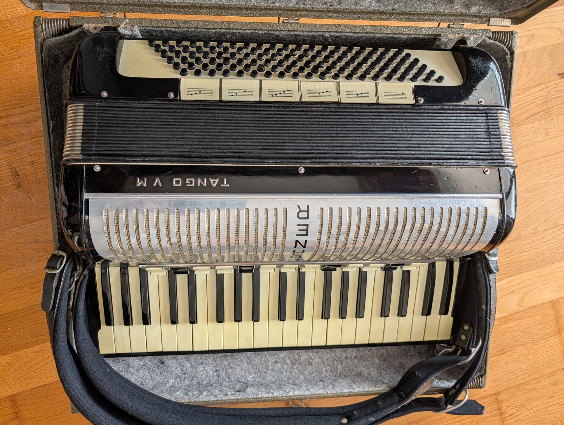 Hohner Musikinstrumente: Akkordeon Hohner Tango V M – Gebraucht aus Bern von habia01 1