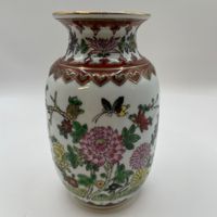 Chinesische Porzellanvase Blumen Schmetterlinge handbemalt