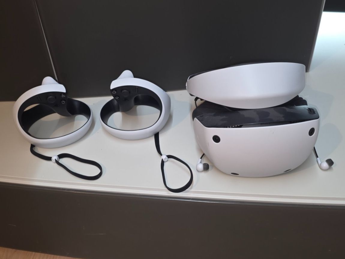 Sony Casque VR: Sony Playstation VR2 Headset mit Controllern – D'occasion à Dietikon par Reneb8