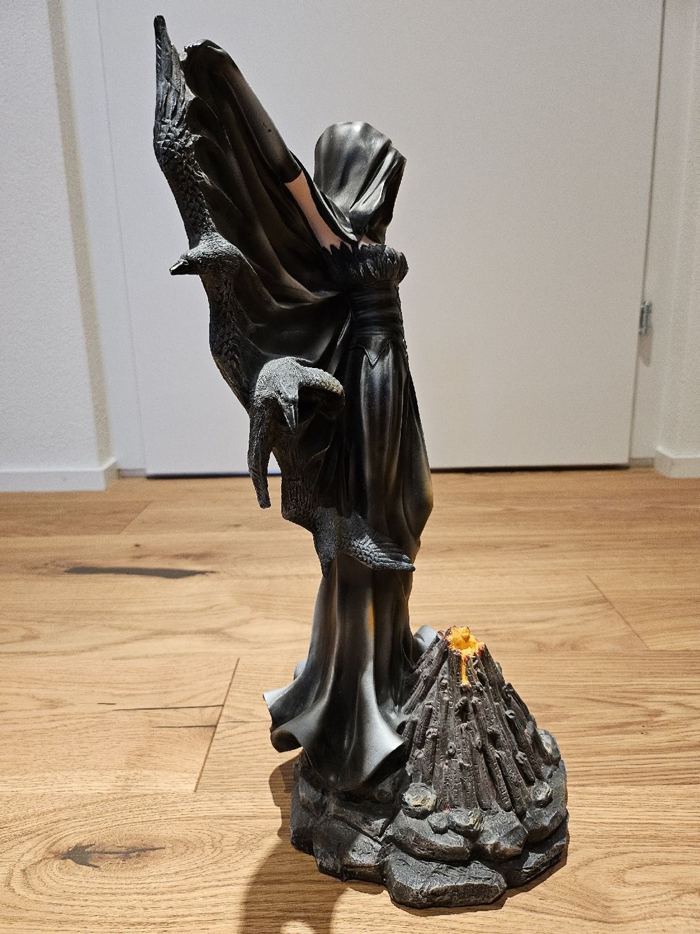 Figuren: Elfenfigur im Rabengewand hinter Vulkan stehend – Gebraucht aus Herzogenbuchsee von bema66 3