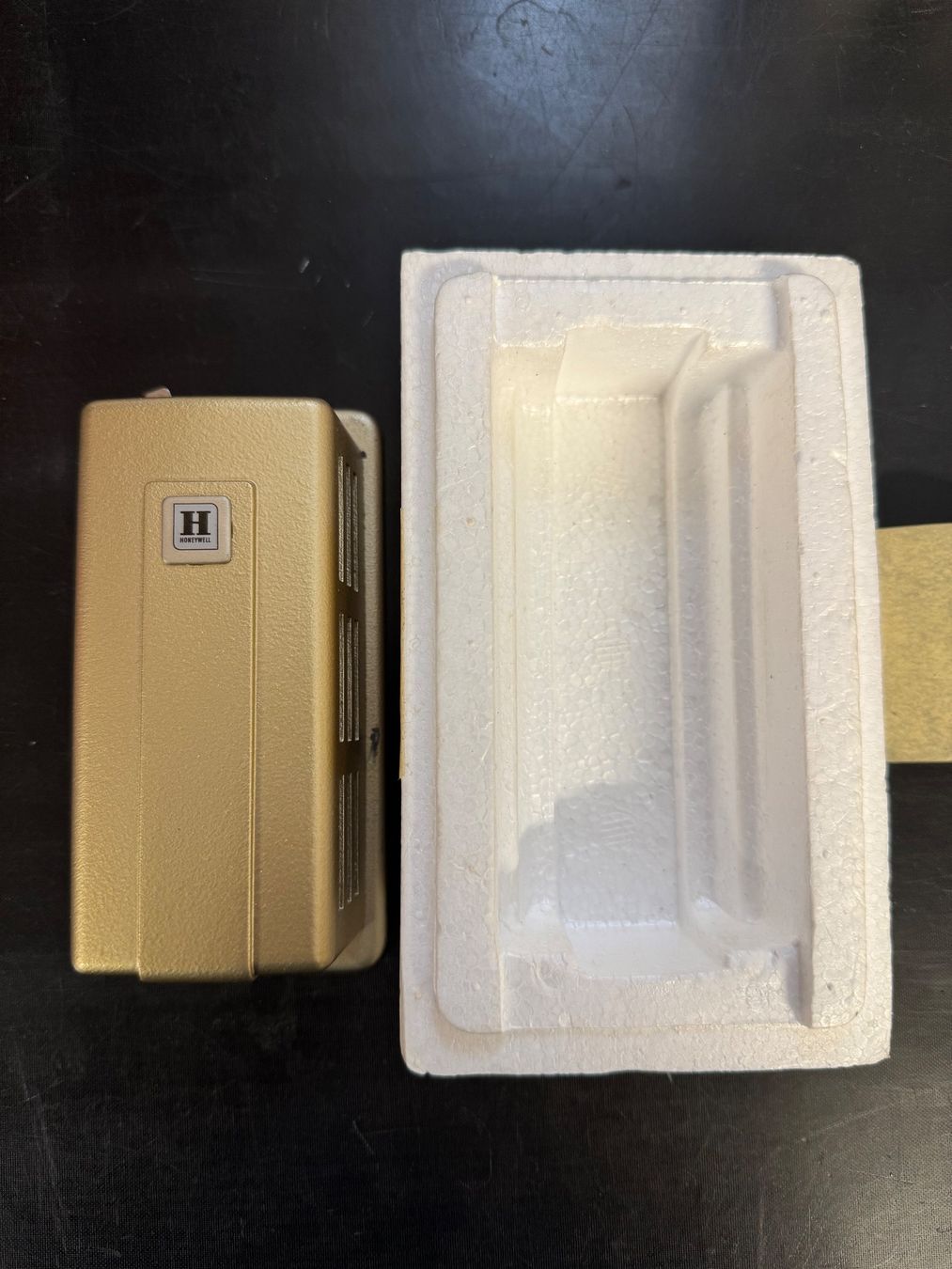Honeywell Sistema di controllo: HONEYWELL Feuchtigkeitsregler humidity controller alt – Usato da Oberkulm venduto da Thomy9 1