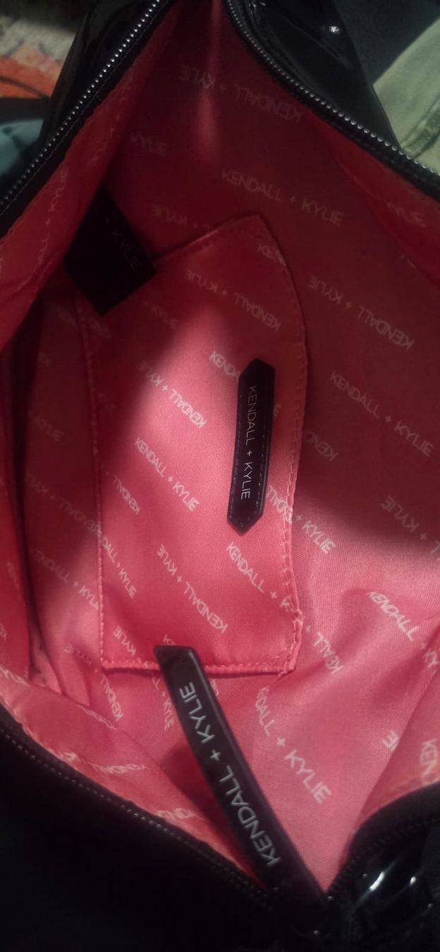 Taschen für Damen: Kendall + Kylie Gürteltasche Schwarz Glänzend – Gebraucht aus Rapperswil SG von lemiii 3