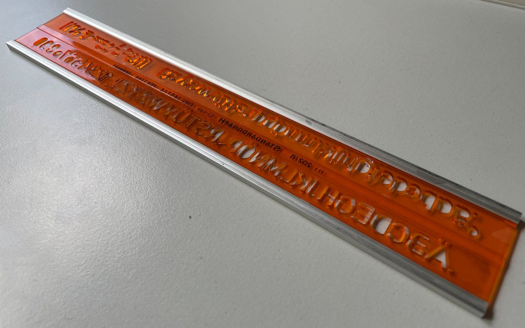 Sciablone: Schriftschablone Standardgraph 202/8 DIN 1451/4 – Usato da Urtenen-Schönbühl venduto da winterkalt 2