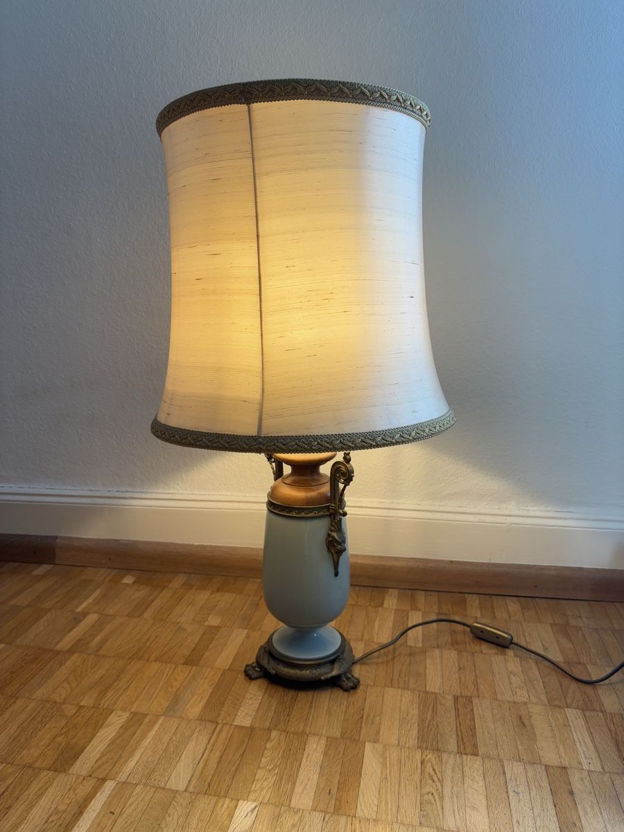 Lampen: Tischlampe mit Schirm mattiert hellblau antik – Gebraucht aus Birsfelden von ThierryBasel