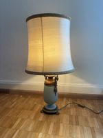 Tischlampe mit Schirm mattiert hellblau antik