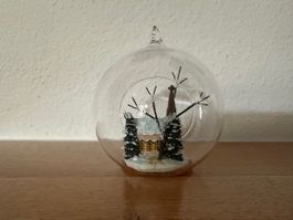 Winterliche Glaskugel mit Hüsli und Tannenbäumli zu verkaufe