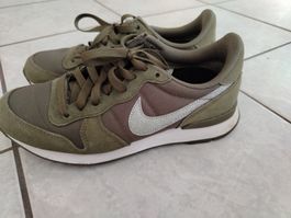 Internationalist Nike olive/silber Gr 39