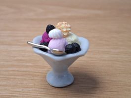 Handmade Coupe Eisbecher mit Brombeeren, Keramik Eisbecher