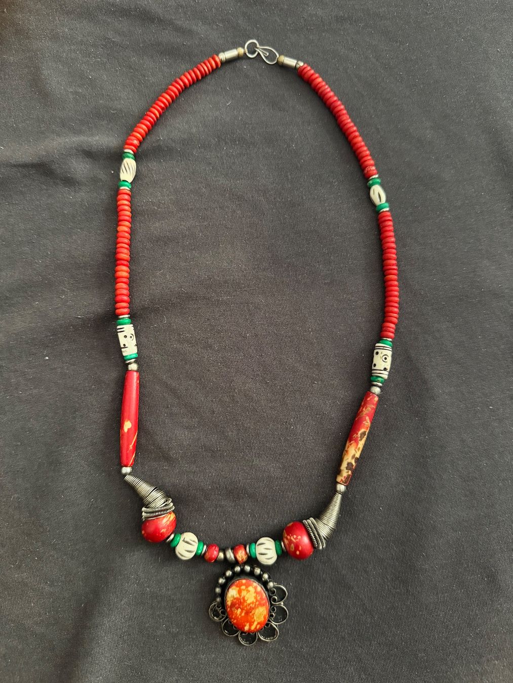 Catenine: Antique beaded necklace with metalwork – Usato da Zürich venduto da kri_zhv2 1