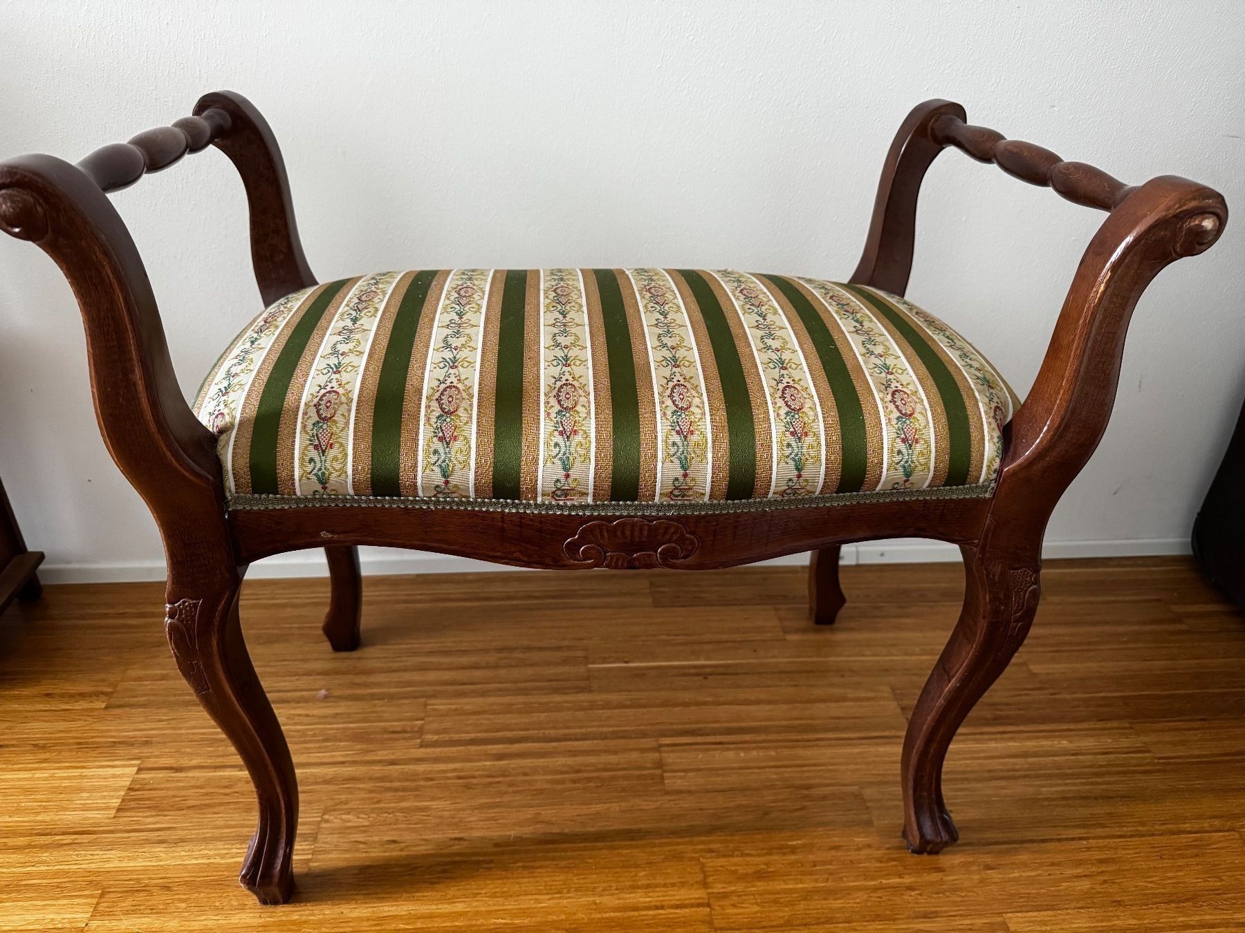 Hocker: Formschöner Vintage - Hocker – Gebraucht aus Zürich von tar_pm5k